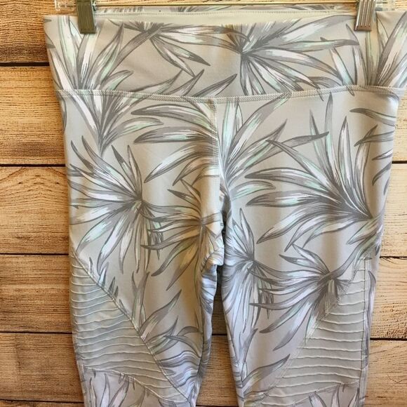 VICTORIA'S SECRET PINK ULTIMATE CROP LEGGINGS - Picture 2 of 7